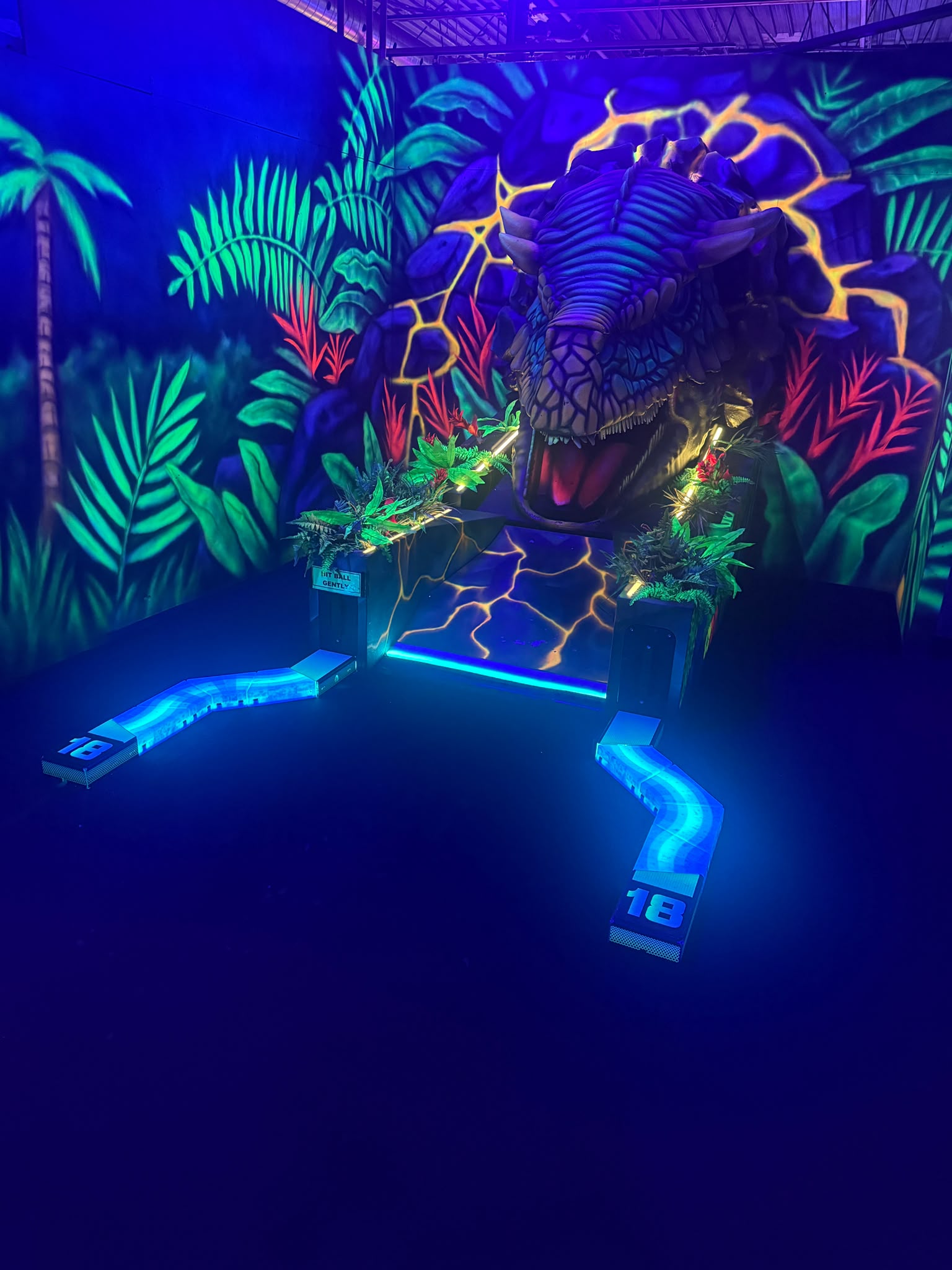How Can UV Blacklight Improve an Indoor Mini Golf Experience?